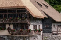Faller Schwarzwaldhof mit 2 Figuren Jubiläumsmodell H0 