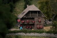 Faller Uhrenmacherhäusle mit Figur Jubiläumsmodell